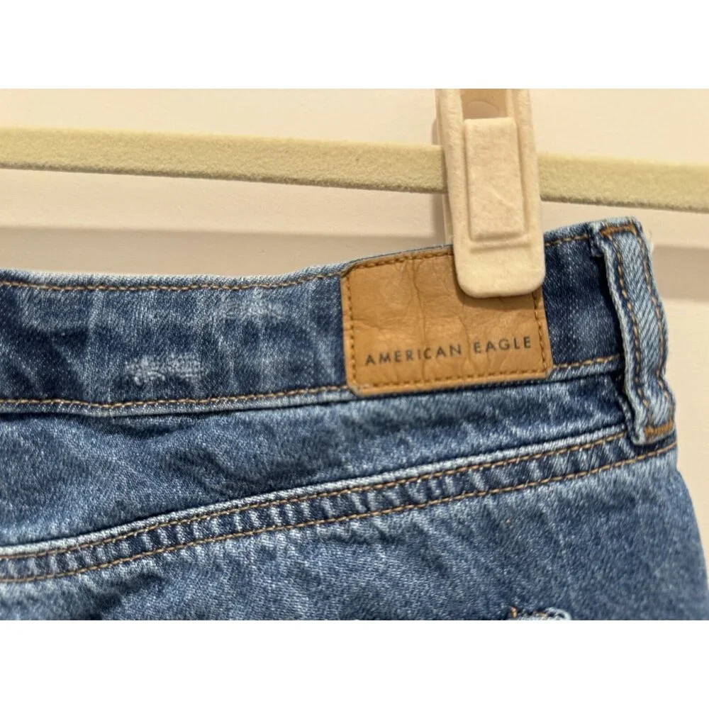 American Eagle Mom Short Size 4 Ripped Comfort Stretch Waistband Med Wash - Picture 4 of 9